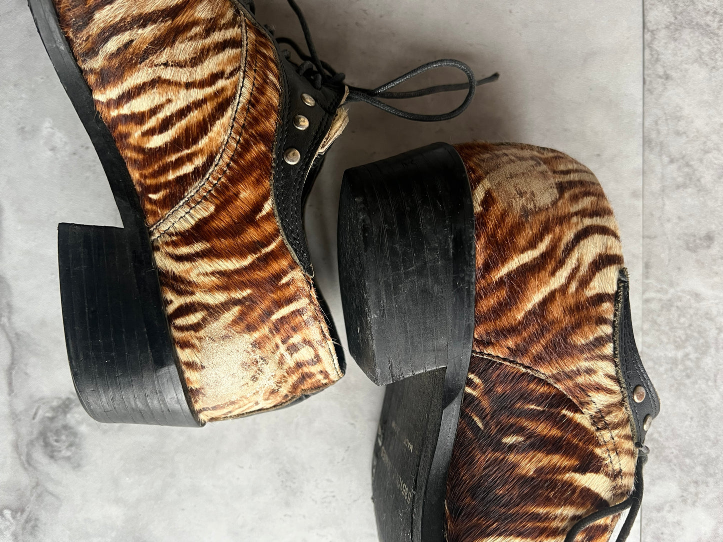 5351 Pour Les Hommes Tiger Print Pony Hair Boots